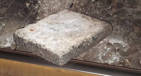 കോട്ടിക്കുളത്ത് റെയിൽവേ പാളത്തിൽ കോൺക്രീറ്റ് സ്ലാബ്: വൻ ദുരന്തം ഒഴിവായത് തലനാരിഴയ്ക്ക്, അട്ടിമറി സംശയം | Railway track