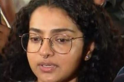 'ശ്രീനി സാറിനെ നമ്മൾ ഒരുപാട് സെലിബ്രേറ്റ് ചെയ്തിട്ടുണ്ട്, ചില ലെജൻഡ്സിനെ അവരീ ലോകത്ത് നിന്ന് പോയതിന് ശേഷമാണ് ആഘോഷിക്കാറുള്ളത്': അന്ത്യാഞ്ജലി അർപ്പിച്ച് പാർവതി തിരുവോത്ത് | Sreenivasan