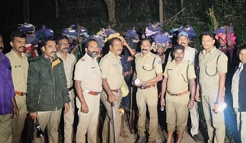 തമിഴ്‌നാട്ടിൽ നിന്നുള്ള 24 ശബരിമല തീർത്ഥാടകർക്ക് ഘോരവനത്തിൽ വഴിതെറ്റി: കൊച്ചു കുട്ടികളടക്കമുള്ള സംഘത്തെ രക്ഷിച്ചത് വനംവകുപ്പും പോലീസും | Sabarimala