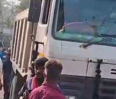 ലക്കിടിയിൽ ടിപ്പർ ലോറി സ്കൂട്ടറിൽ ഇടിച്ചു കയറി യുവതിയും 5 വയസുകാരിയായ മകളും മരിച്ചു | Lorry