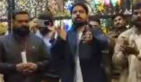 പള്ളിക്ക് മുന്നിൽ ഹനുമാൻ ചാലിസ ചൊല്ലി പ്രതിഷേധം, മാളിലെ അലങ്കാരങ്ങൾ അടിച്ചു തകർത്തു: ക്രിസ്മസ് ആഘോഷങ്ങൾക്കിടെ വ്യാപക അതിക്രമം | Christmas