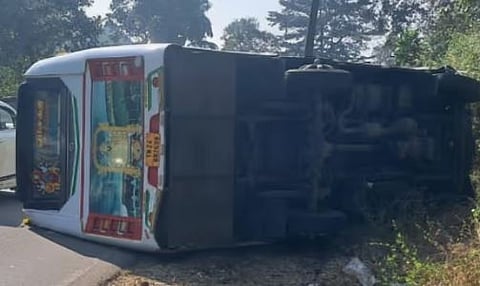 ഇടുക്കിയിൽ ശബരിമല തീർത്ഥാടകരുടെ ബസ് മറിഞ്ഞു: 3 പേർക്ക് പരിക്കേറ്റു | Sabarimala