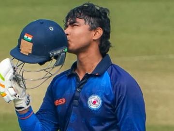 'വൈഭവിനെ ഇന്ത്യൻ ടീമിലെടുക്കാൻ ഇനി എന്തിന് കാത്തിരിക്കണം?': ശശി തരൂർ | Vaibhav Sooryavanshi