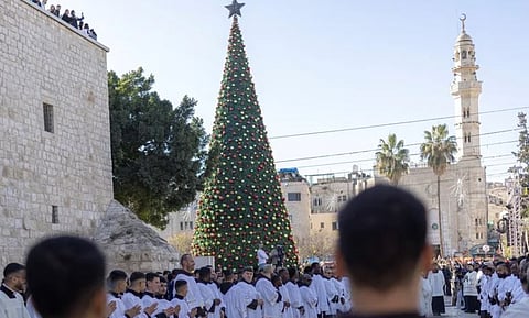 ബെത്‌ലഹേമിൽ വീണ്ടും പ്രത്യാശയുടെ വെളിച്ചം: കൂറ്റൻ ക്രിസ്മസ് ട്രീ തിരിച്ചെത്തി, യുദ്ധക്കെടുതിക്ക് ഒടുവിൽ മാംഗർ സ്‌ക്വയറിൽ ആയിരങ്ങൾ ഒത്തുചേർന്നു | Christmas