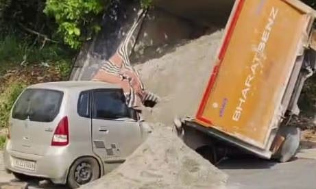 ആക്കുളത്ത് ടിപ്പർ ലോറി കാറിന് മുകളിലേക്ക് മറിഞ്ഞു: ഡോക്ടറും സഹോദരങ്ങളും രക്ഷപ്പെട്ടത് അത്ഭുതകരമായി | Lorry