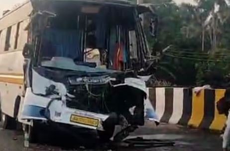 കൊയിലാണ്ടിയിൽ ശബരിമല തീർത്ഥാടകരുടെ ബസ് ലോറിക്ക് പിന്നിലിടിച്ചു: 18 പേർക്ക് പരിക്ക് | Sabarimala