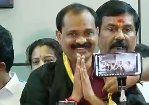 തിരുവനന്തപുരം കോർപ്പറേഷൻ BJPക്ക്: കേരളത്തിലെ ആദ്യ BJP മേയറായി VV രാജേഷ്, മുൻ മേയറുടെ കാലത്തെ അഴിമതികളെ കുറിച്ച് അന്വേഷിക്കണമെന്ന് ആദ്യ പരാതി, സത്യപ്രതിജ്ഞാ ചടങ്ങിനെതിരെ CPM, പരാതി തള്ളി കളക്ടർ, പാർട്ടി കോടതിയിലേക്ക് | VV Rajesh
