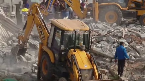 കർണാടകയിലെ 'ബുൾഡോസർ രാജ്': DK ശിവകുമാറിൽ നിന്ന് വിശദീകരണം തേടി AICC; വീട് നഷ്ടമായവർക്ക് പാർപ്പിടം വാഗ്ദാനം ചെയ്തു | Bulldozer Raj