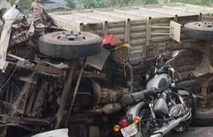 മറിഞ്ഞു കിടന്ന പിക്കപ്പ് വാനിലേക്ക് ബൈക്കിടിച്ച് കയറി അപകടം: ബൈക്ക് യാത്രക്കാരന് ദാരുണാന്ത്യം | Biker