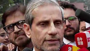 'CBI ഞങ്ങളെ ഇരുട്ടിൽ നിർത്തി': ഉന്നാവോ പീഡന കേസിലെ സുപ്രീം കോടതി വിധിക്ക് പിന്നാലെ അതിജീവിതയുടെ അഭിഭാഷകൻ, 'സത്യം മാത്രമേ ജയിക്കൂ'വെന്ന് സാമൂഹിക പ്രവർത്തകർ | Unnao rape case