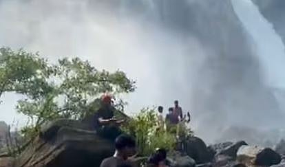 അതിരപ്പിള്ളിയിൽ അപ്രതീക്ഷിതമായി ജലനിരപ്പ് ഉയർന്നു: പുഴയിൽ കുടുങ്ങിയ സഞ്ചാരികളെ രക്ഷപ്പെടുത്തി | Athirappilly