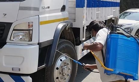 പക്ഷിപ്പനി ഭീതി: കേരള അതിർത്തികളിൽ ജാഗ്രത ശക്തമാക്കി തമിഴ്‌നാട്; വാഹനങ്ങളിൽ അണുനശീകരണം | Bird flu