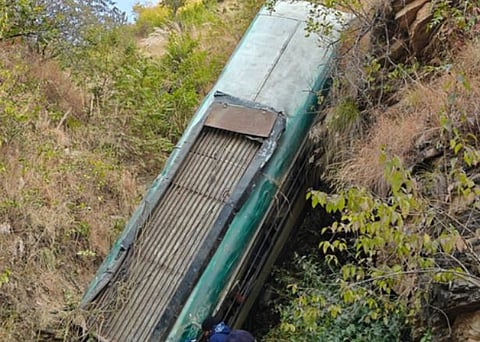 അൽമോറയിൽ ബസ് കൊക്കയിലേക്ക് മറിഞ്ഞ് 7 മരണം: നിരവധി പേർക്ക് പരിക്ക് | Bus