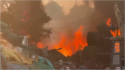 ആലുവയിൽ ആക്രിക്കടയ്ക്ക് തീപിടിച്ചു; വൻ നാശനഷ്ടം, ആറ് യൂണിറ്റ് ഫയർഫോഴ്സ് എത്തി തീയണച്ചു | Aluva fire accident