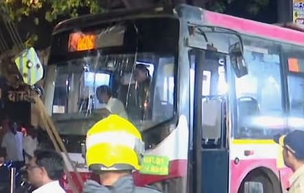 മുംബൈയിൽ കാൽനട യാത്രക്കാർക്ക് ഇടയിലേക്ക് ബസ് ഇടിച്ചു കയറി 4 പേർക്ക് ദാരുണാന്ത്യം: 14 പേർക്ക് പരിക്ക് | Bus