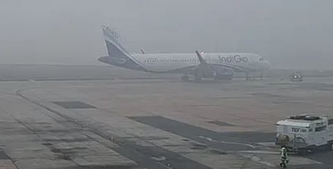 ഡൽഹിയിൽ മൂടൽമഞ്ഞ് രൂക്ഷം: റെഡ് അലർട്ട്, വിമാന സർവീസുകൾ താറുമാറായി | Fog