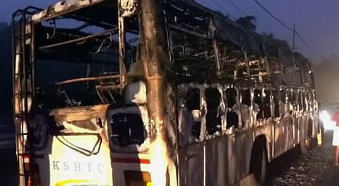 മണിമലയിൽ KSRTCയുടെ വിനോദയാത്രാ ബസ് കത്തിനശിച്ചു: ഒഴിവായത് വൻ ദുരന്തം | KSRTC