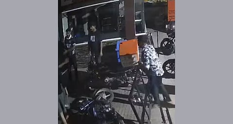 തൃക്കരിപ്പൂരിൽ ഹോട്ടലിന് നേരെ ഗുണ്ടാവിളയാട്ടം; ഭക്ഷണം വൈകിയെന്ന് ആരോപിച്ച് കട അടിച്ചുതകർത്തു, ജീവനക്കാർക്ക് പരിക്ക് | Kasaragod hotel violence
