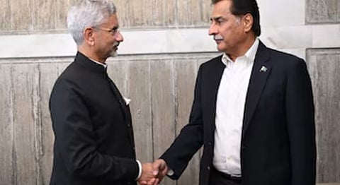 'പ്രോട്ടോക്കോൾ മര്യാദ': ധാക്കയിൽ ജയശങ്കറും പാകിസ്ഥാൻ സ്പീക്കറും തമ്മിൽ കൂടിക്കാഴ്ച നടത്തി | Jaishankar