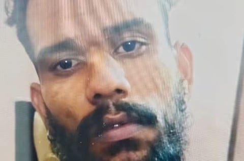 കൈവിലങ്ങുമായി രക്ഷപ്പെട്ട പ്രതി കോയമ്പത്തൂരിൽ പിടിയിൽ: സഹായിച്ച 5 പേരും അറസ്റ്റിൽ | Handcuffs