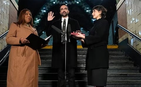 പുതിയ ചരിത്രം: ന്യൂയോർക്കിൻ്റെ ആദ്യ മുസ്ലീം മേയറായി ഖുർആൻ തൊട്ട് സത്യപ്രതിജ്ഞ ചെയ്ത് ഇന്ത്യൻ വംശജൻ സൊഹ്‌റാൻ മംദാനി | Mayor