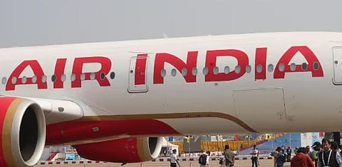 സുരക്ഷാ വീഴ്ച: എയർ ഇന്ത്യയുടെ 4 പൈലറ്റുമാർക്ക് DGCA നോട്ടീസ് | Air India