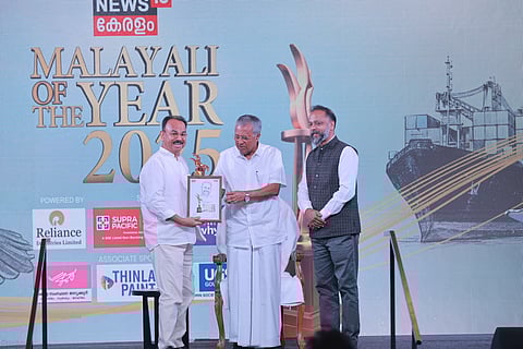 പ്രമുഖ വ്യവസായി കെ മുരളീധരന്  'മലയാളി ഓഫ് ദ ഇയർ' പുരസ്കാരം മുഖ്യമന്ത്രി സമ്മാനിച്ചു