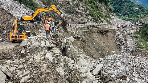 ശ്രീനഗർ - ഉറി ദേശീയപാതയിൽ മണ്ണിടിച്ചിൽ; ഗതാഗതം പൂർണ്ണമായും തടസ്സപ്പെട്ടു, യാത്രക്കാർ രക്ഷപ്പെട്ടത് തലനാരിഴയ്ക്ക് | Srinagar Uri highway landslide today