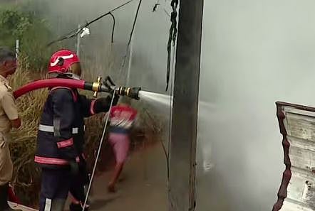 പൂക്കോട്ടൂരിൽ ചെരിപ്പ് നിർമ്മാണ കമ്പനിക്ക് തീപിടിച്ചു: ലക്ഷങ്ങളുടെ നാശനഷ്ടം, തൊഴിലാളികൾ രക്ഷപ്പെട്ടത് തലനാരിഴയ്ക്ക് | Fire