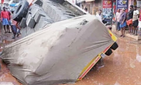 വൈദ്യുതി കേബിൾ സ്ഥാപിക്കാനെടുത്ത കുഴിയിൽ പൈപ്പ് പൊട്ടി വെള്ളം നിറഞ്ഞു: കുഴിയിലേക്ക് ടിപ്പർ ലോറി മറിഞ്ഞ് അപകടം | Pit