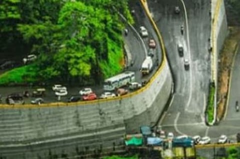 താമരശ്ശേരി ചുരത്തിൽ വൻ ഗതാഗത കുരുക്ക്: അടിവാരം മുതൽ വാഹന നിര, വലഞ്ഞ് യാത്രക്കാർ | Thamarassery Pass