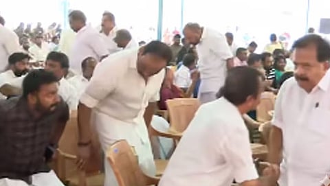 രാഹുൽ മാങ്കൂട്ടത്തിലിന് 'കൈ കൊടുക്കാതെ' രമേശ് ചെന്നിത്തല: പെരുന്നയിൽ നാടകീയ രംഗങ്ങൾ | Rahul Mamkootathil