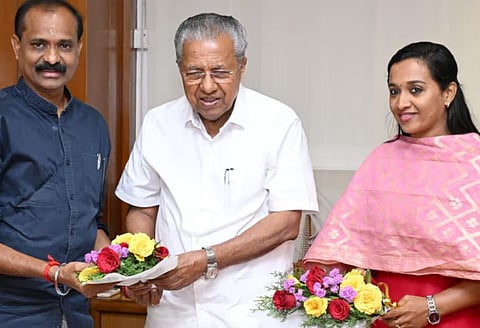 മുഖ്യമന്ത്രിയെ സന്ദർശിച്ച് മേയർ VV രാജേഷ്: നഗര വികസനത്തിന് പിന്തുണ തേടി, സഹകരണം വാഗ്ദാനം ചെയ്ത് പിണറായി, വിവാദങ്ങൾക്ക് പിന്നാലെ കൂടിക്കാഴ്ച | CM