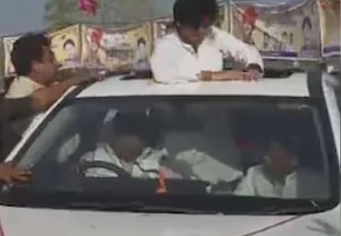 സൺറൂഫിലൂടെ പ്രവർത്തകരെ അഭിവാദ്യം ചെയ്തു, ബ്രേക്കിട്ടപ്പോൾ നെഞ്ച് ശക്തിയായി ഇടിച്ചു : കേന്ദ്രമന്ത്രി ജ്യോതിരാദിത്യ സിന്ധ്യയുടെ മകന് പരിക്ക് | Jyotiraditya Scindia