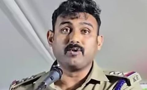 ലഹരി ഉപയോഗിക്കുന്ന കുട്ടികൾ കണ്ണ് തൂങ്ങുന്നത് അറിയാതിരിക്കാൻ കണ്ണെഴുതും : SIയുടെ പ്രസംഗം വൈറൽ; ഒപ്പം വിമർശനവും | Drug use