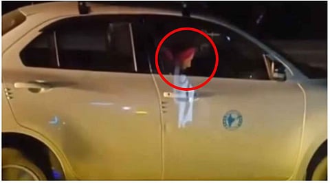 ഹൈവേയിലൂടെ അതിവേഗത്തിൽ പായുന്ന കാർ, ഡ്രൈവിംഗ് സീറ്റിൽ തലപ്പാവ് ധരിച്ച  ഡ്രൈവർ ഉറങ്ങുന്നു; ഞെട്ടിക്കുന്ന വീഡിയോ പുറത്ത് | Car