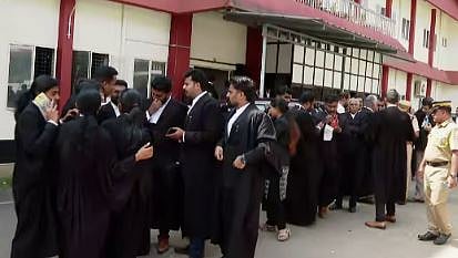 കേരളത്തിലെ 4 കോടതികളിൽ ബോംബ് ഭീഷണി: ചാവേർ ആക്രമണ മുന്നറിയിപ്പ്; പരിശോധന, കോഴിക്കോട് മെഡിക്കൽ കോളേജിലെ ബോംബ് ഭീഷണിയിൽ കേസ് | Bomb threat