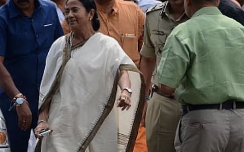 TMC ഐ ടി വിഭാഗം മേധാവിയുടെ വീട്ടിലും ഓഫീസിലും ED റെയ്ഡ് : മിന്നൽ സന്ദർശനം നടത്തി മമത ബാനർജി, വിമർശനം | ED