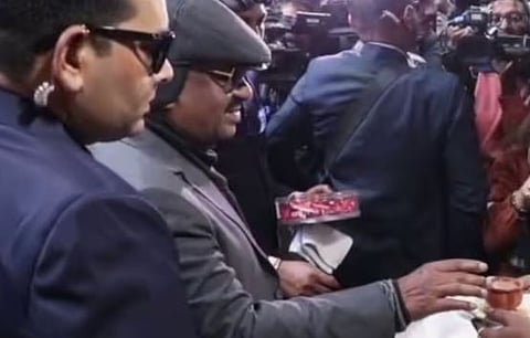 വധഭീഷണി വകവയ്ക്കാതെ ഗവർണർ CV ആനന്ദ ബോസ്: തെരുവിലിറങ്ങി ജനങ്ങൾക്കൊപ്പം ഭക്ഷണം കഴിച്ചു | Governor