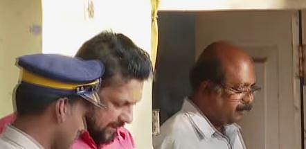 ശബരിമല സ്വർണ്ണക്കൊള്ള കേസ് : തന്ത്രിയുടെ വീട്ടിൽ SIT പരിശോധന, അഭിഭാഷകയായ മരുമകളെ വസതിക്കുള്ളിൽ കയറ്റിയില്ല, രേഖകൾ കണ്ടെടുക്കാൻ ശ്രമം | Sabarimala