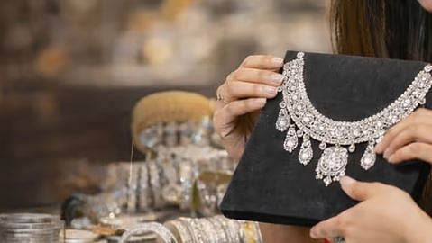 വെള്ളി വിലയിൽ വൻ ഇടിവ്: കിലോയ്ക്ക് 11,000 രൂപ കുറഞ്ഞു | Silver prices