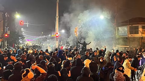 ഇറാനിൽ ഭരണകൂട വിരുദ്ധ പ്രക്ഷോഭം കനക്കുന്നു; നഗരങ്ങൾ പിടിച്ചെടുക്കാൻ പഹ്‌ലവിയുടെ ആഹ്വാനം, ഇന്റർനെറ്റ് നിരോധനം | Iran Protests 2026