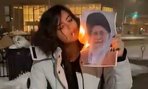 മത നിയമങ്ങളെ വെല്ലുവിളിച്ച് ഇറാൻ ജനത: ഭയമില്ലായ്മയുടെ അടയാളം, ഖമേനിയുടെ ചിത്രം എരിച്ച് പുകവലിച്ച് പ്രതിഷേധം, മരണസംഖ്യ ഉയരുന്നു | Iranian people