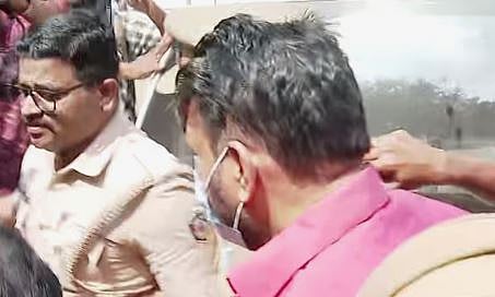 ശബരിമല സ്വർണ്ണക്കൊള്ള കേസ് : തന്ത്രി കണ്ഠരര് രാജീവർക്ക് ദേഹാസ്വാസ്ഥ്യം; ആശുപത്രിയിൽ, അറസ്റ്റിന് പിന്നാലെ തന്ത്രിയുടെ വീട്ടിൽ BJP നേതാക്കൾ; 'തിടുക്കത്തിൽ അറസ്റ്റ് എന്തിനെ'ന്ന് ചോദ്യം | Sabarimala