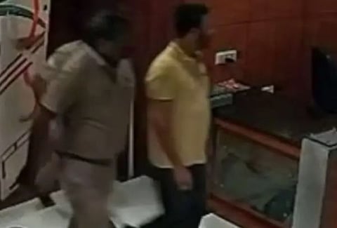 'മുഖത്ത് അടിച്ചു, തുപ്പി, ശരീരമാകെ മുറിവേൽപ്പിച്ചു' : രാഹുലിന് കുരുക്കായി യുവതി നൽകിയ DNA തെളിവുകളും UPI രേഖകളും; വൈദ്യ പരിശോധനയ്ക്ക് ശേഷം മജിസ്‌ട്രേറ്റിന് മുന്നിൽ ഹാജരാക്കും, ആരോപണം നിഷേധിച്ച് ഫെനി നൈനാൻ | Rahul Mamkootathil