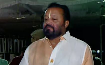 'തൃശൂർ പൂരത്തിൻ്റെ കർട്ടൻ റെയ്സർ, കലയുടെ ലോകത്ത് രാഷ്ട്രീയം കലർത്തേണ്ട ആവശ്യമില്ല, സ്വാമിയേ ശരണമയ്യപ്പ': കലോത്സവ വേദി സന്ദർശിച്ച് സുരേഷ് ഗോപി | School Kalolsavam 2026