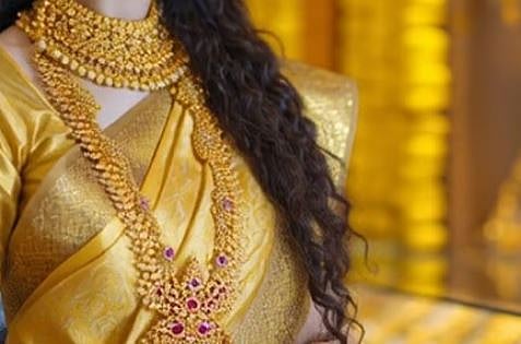 സ്വർണ്ണവിലയിൽ ചരിത്രക്കുതിപ്പ്: പവന് 1,04,520 രൂപ; റെക്കോർഡുകൾ പഴങ്കഥയാക്കി | Gold price