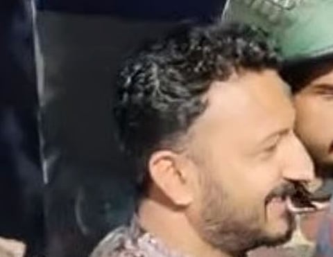 രാഹുൽ മാങ്കൂട്ടത്തിലിൻ്റെ മുറി പരിശോധിച്ചു: മൊബൈൽ ഫോൺ കണ്ടെടുത്തു, കോടതിക്ക് പുറത്ത് ചീമുട്ടയേറ്, നാടകീയ രംഗങ്ങൾ | Rahul Mamkootathil