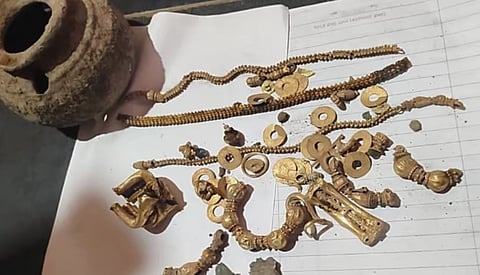 കർണാടകയിൽ വീട് പണിക്കായി മണ്ണ് മാറ്റുന്നതിനിടെ നിധി: 70 ലക്ഷത്തിൻ്റെ സ്വർണ്ണാഭരണങ്ങൾ കണ്ടെത്തി എട്ടാം ക്ലാസ്സുകാരൻ! | Treasure