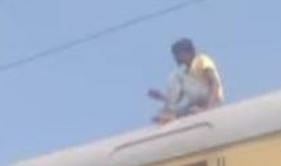 ഓടുന്ന ട്രെയിനിന് മുകളിൽ യുവാവിൻ്റെ അഭ്യാസ പ്രകടനം | Train